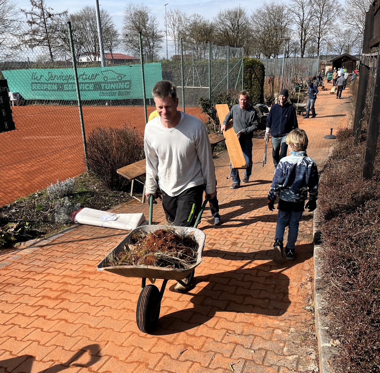 Erfolgreiche Frühjahresaktion, dank erfreulich vielen Helferinnen und Helfer!!